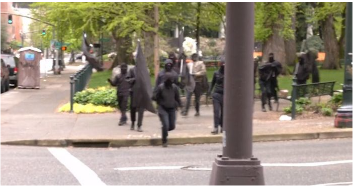 Supuestos miembros de Antifa agreden a republicanos durante un mitin en Portland