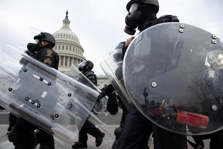 Investigan a policías por presuntos vínculos con violencia en el Congreso de EEUU